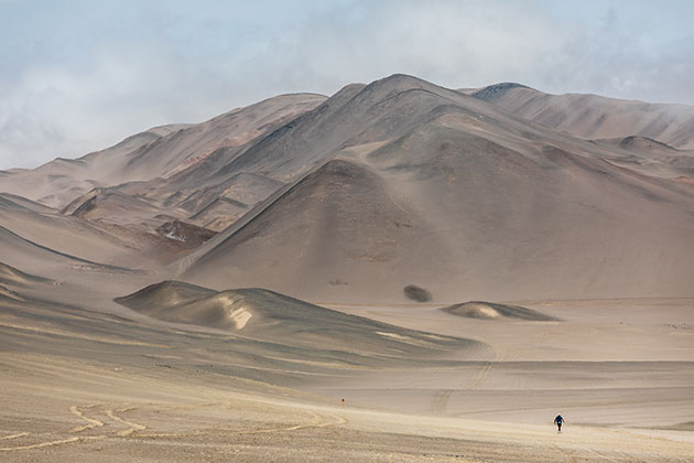 A runner of the HMDS, alone, in the middle of the desert